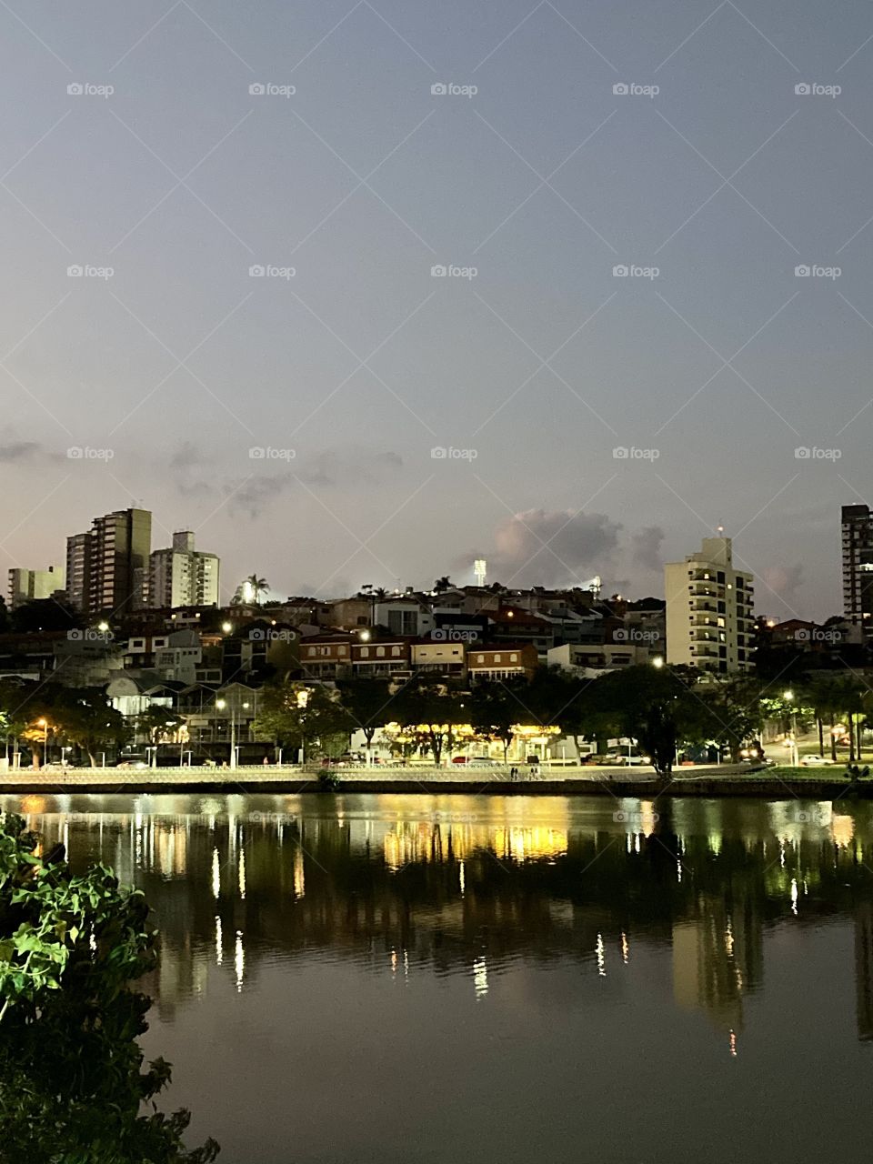 18h – Vista do Lago do Taboão para o Estádio Nabizão. Daqui a pouco tem Red Bull Bragantino x Ponte Preta pelo Troféu do Interior.

A beleza daqui é impressionante…