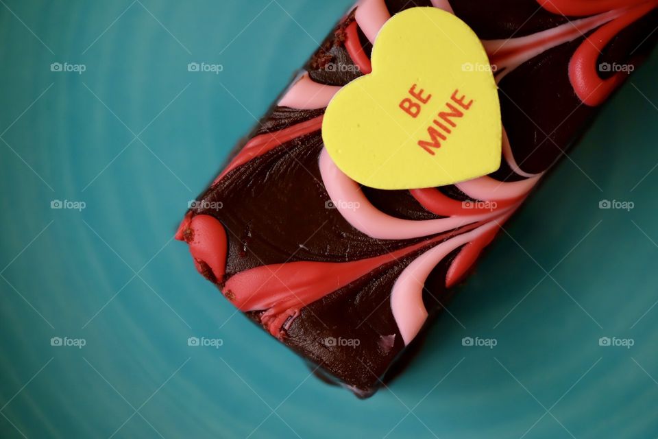 Valentine’s Day Treat On A Plate With Be Mine Decor