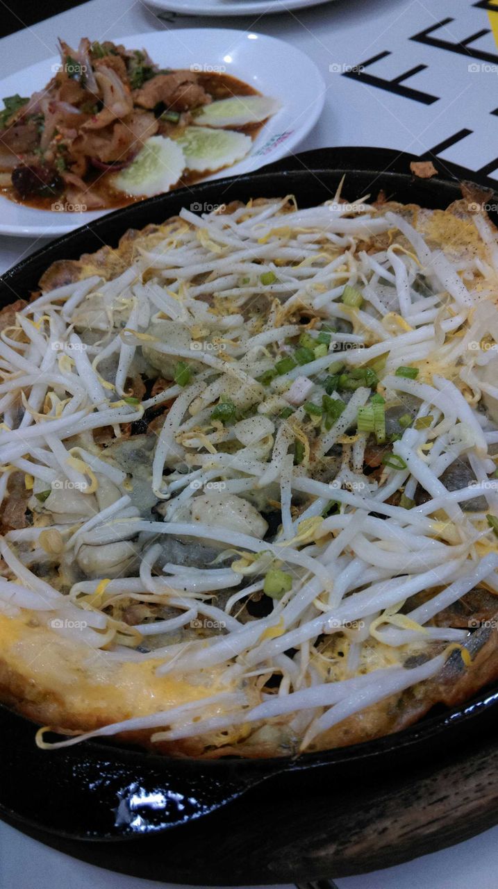 Fried Oysters with bean sprouts