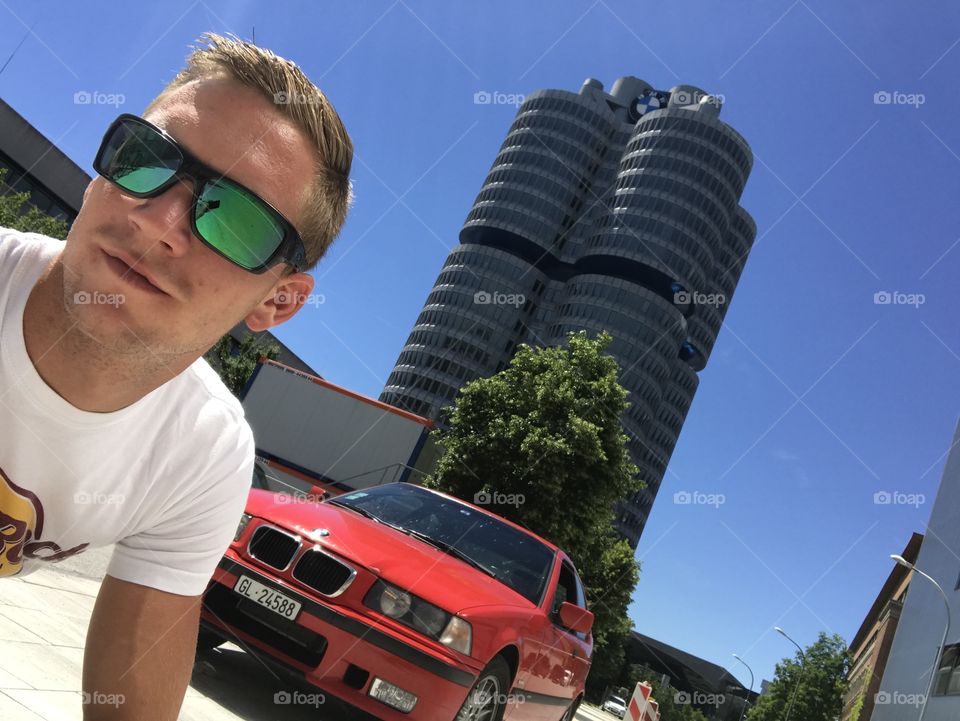 Selfie mit meinem Bmw323ti vor dem Bmw 4-Kolbenturm in München
