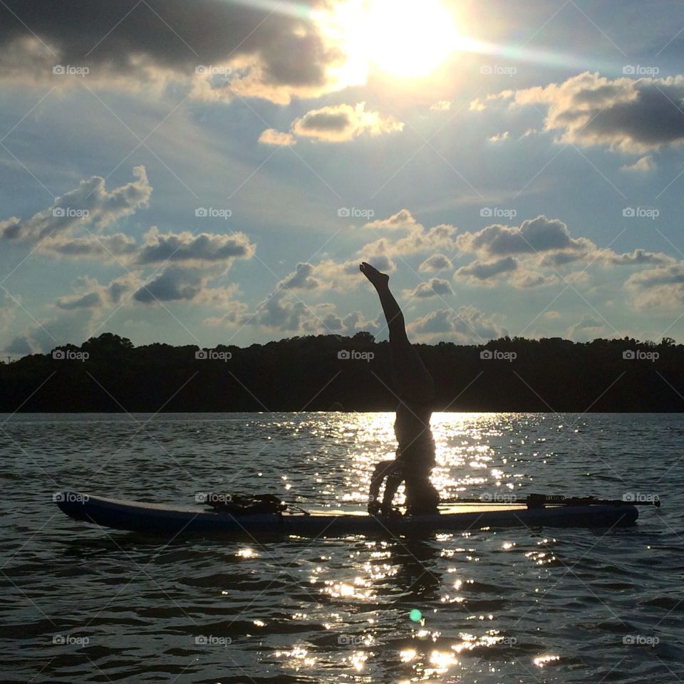 Paddleboard headstand 