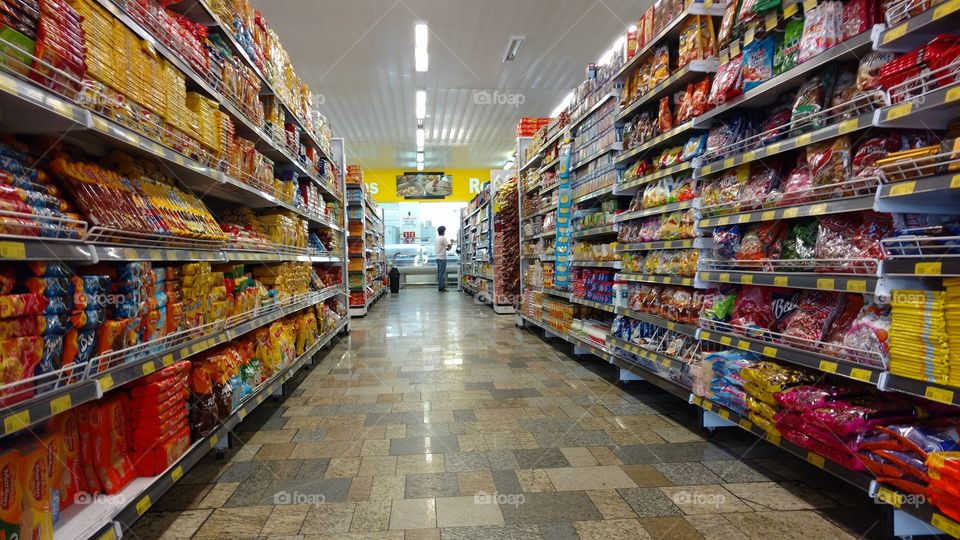 Beleza de gôndolas de comercialização de alimentos.