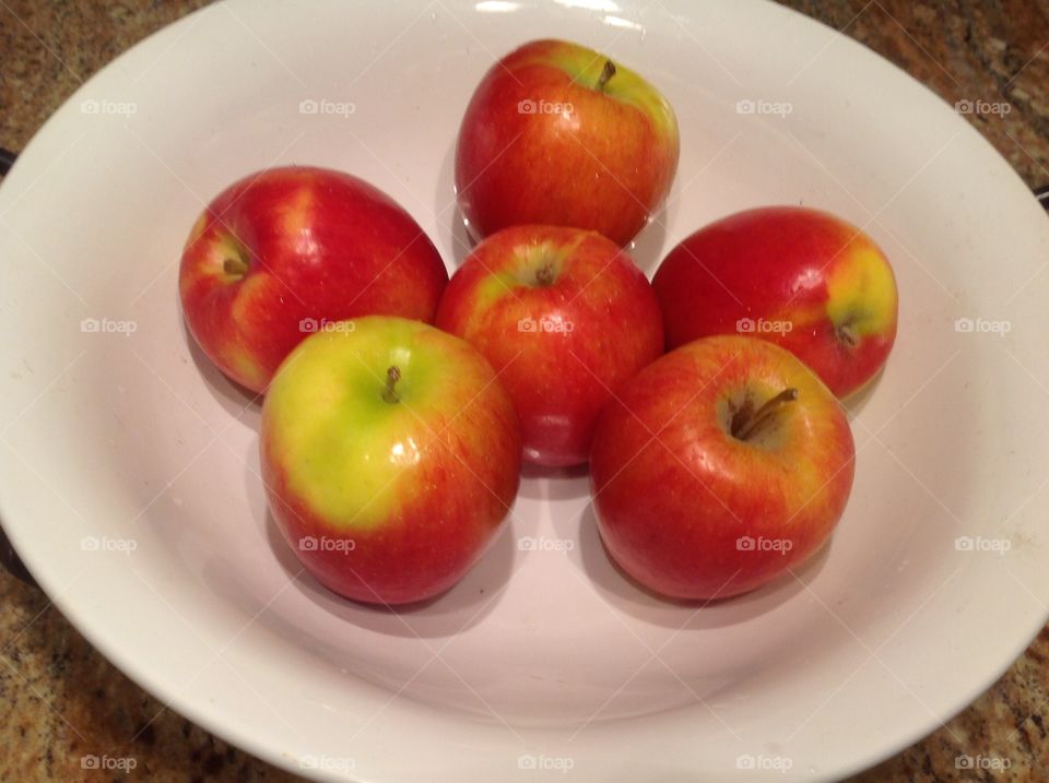 Delicious red apples.