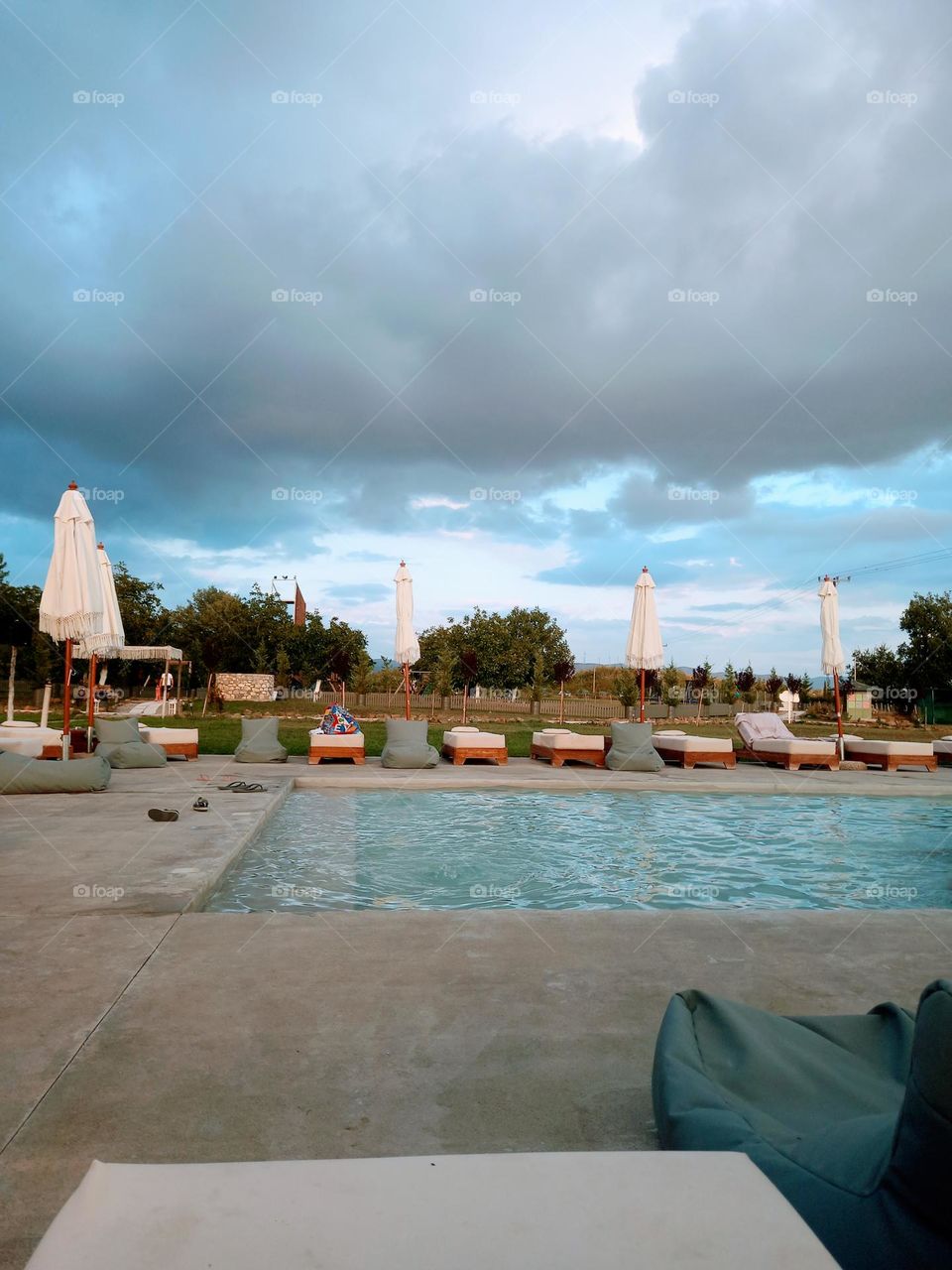 Cloudy afternoon near a nice piscine