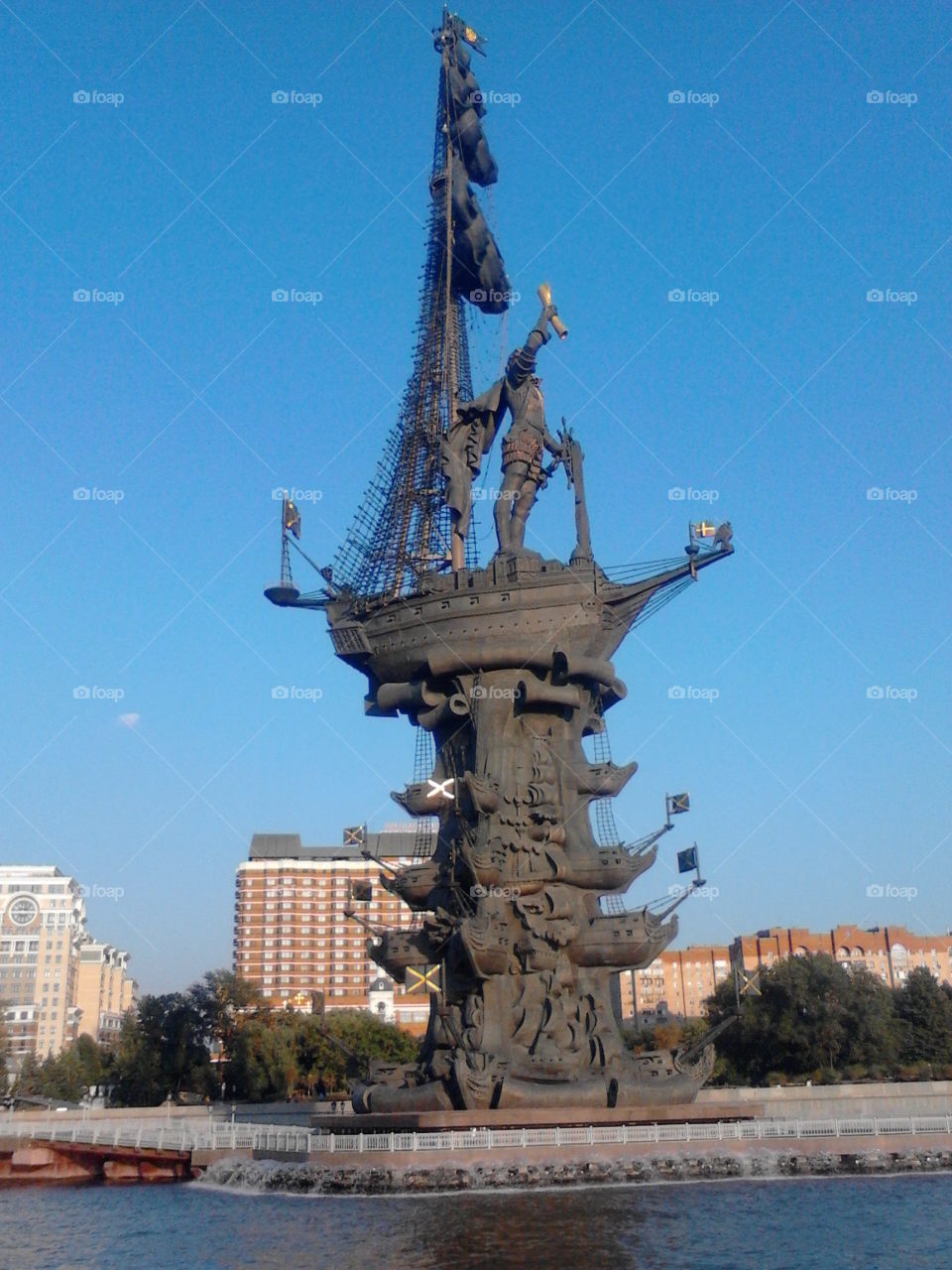 Памятник Петру первому,установлен на стрелке Москвы-реки,одна из высочайших скульптур в мире, установлен в 1997 году.