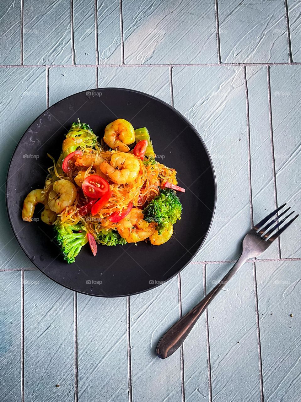 Stir fry prawns with vermicelli noodles and some broccoli 