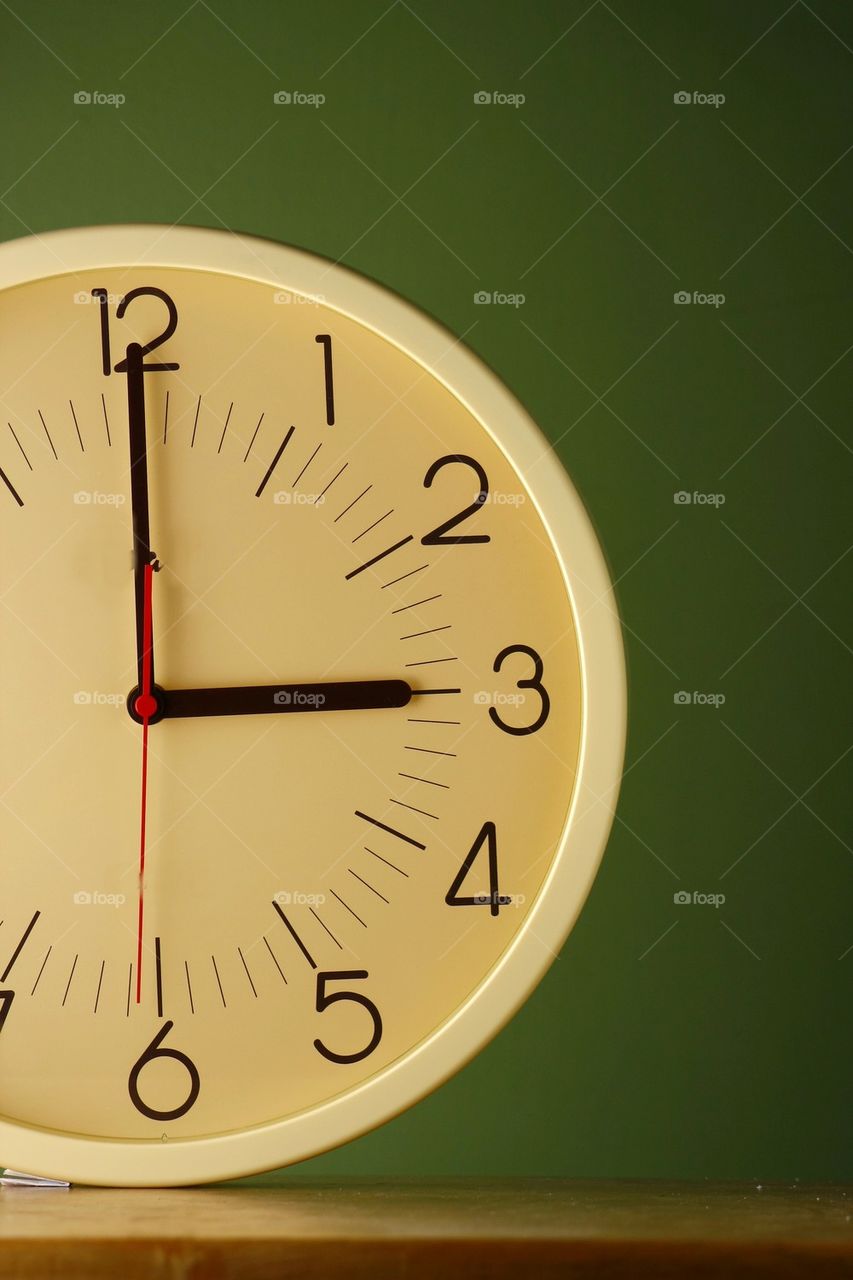 analog clock at three o'clock position