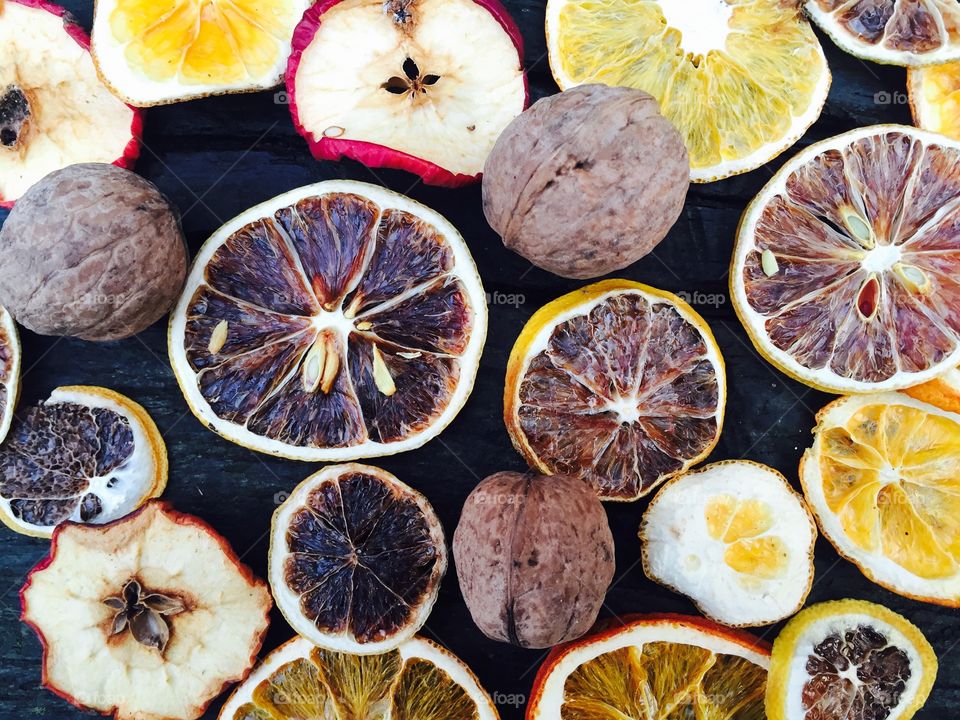 Dry orange and apple slices