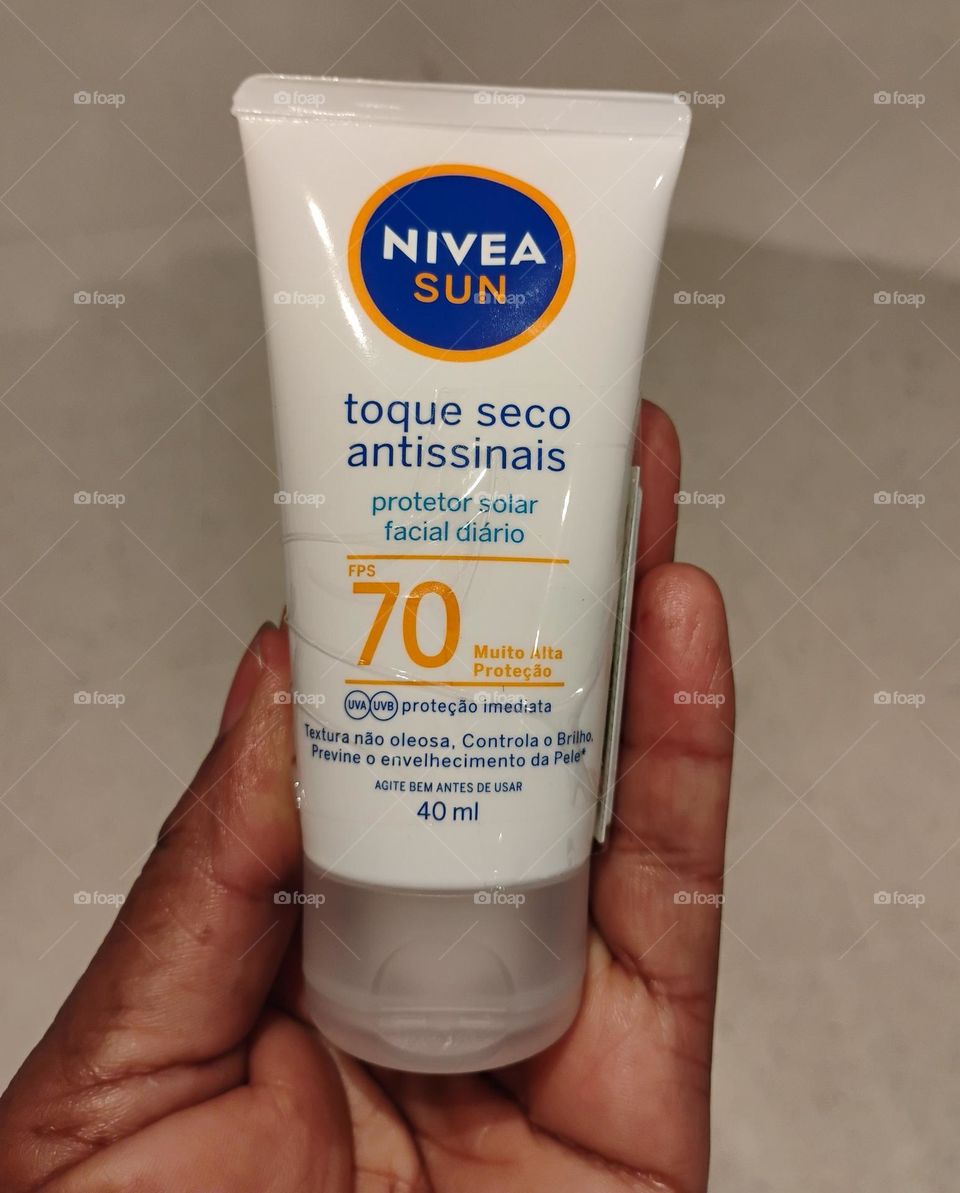 Pele hidratada e protegida. NIVEA SUN,  Protetor Solar Facial Diário, toque seco antissinais. Textura não oleosa, controla o brilho e previne o envelhecimento precoce da pele. Proteção imediata  UVA e UVB. NIVEA trata sua pele com carinho. NIVEA