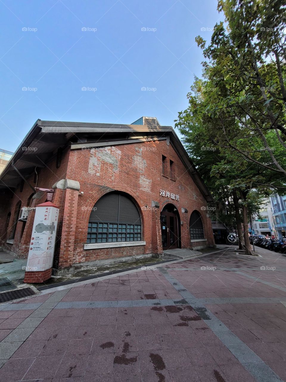 It has been more than a hundred years since the construction of the Red House was completed in 1908. It is one of the earliest public markets built by the government in Taiwan, and it is also the oldest and most complete municipal historic mark