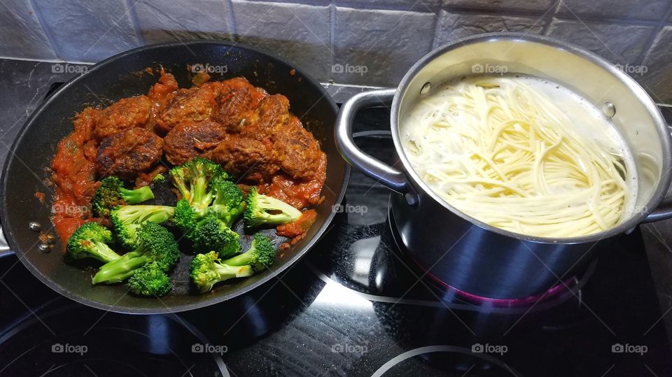 Cooking spaghetti with meatballs