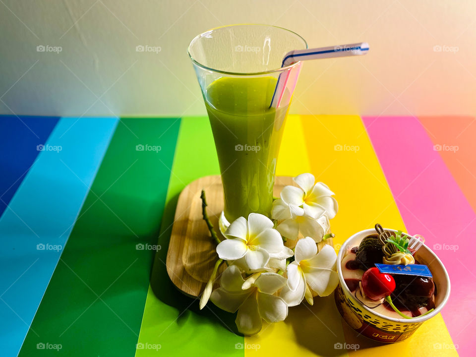 Summer drinks . Kiwi fruit juice on a colourful background with ice cream 