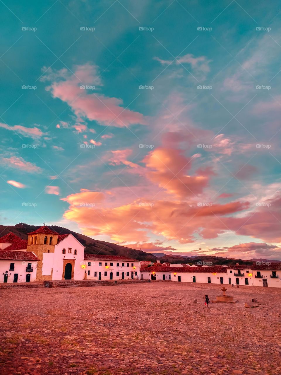 Beautiful sunrise with orange clouds in Villa de Leyva, Boyacá, Colombia. Hermoso amanecer con nubes naranja en Villa de Leyva, Boyacá, Colombia.