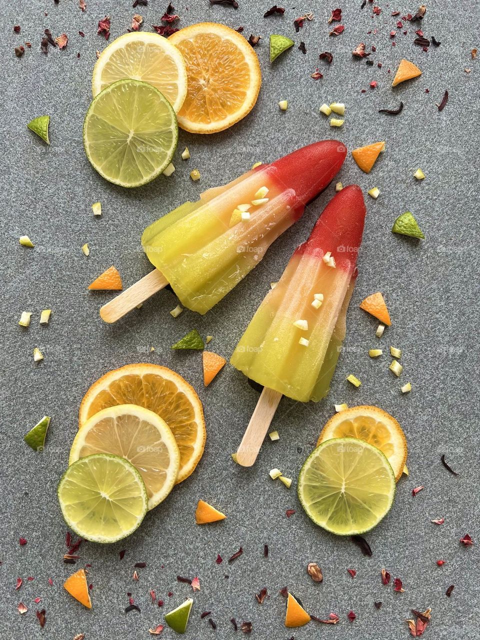 Summer treats, summer time, summer mood. Delicious lollies and juicy fruits. Pineapple,strawberry and orange iced juice. Great choice for hot summer days.😉