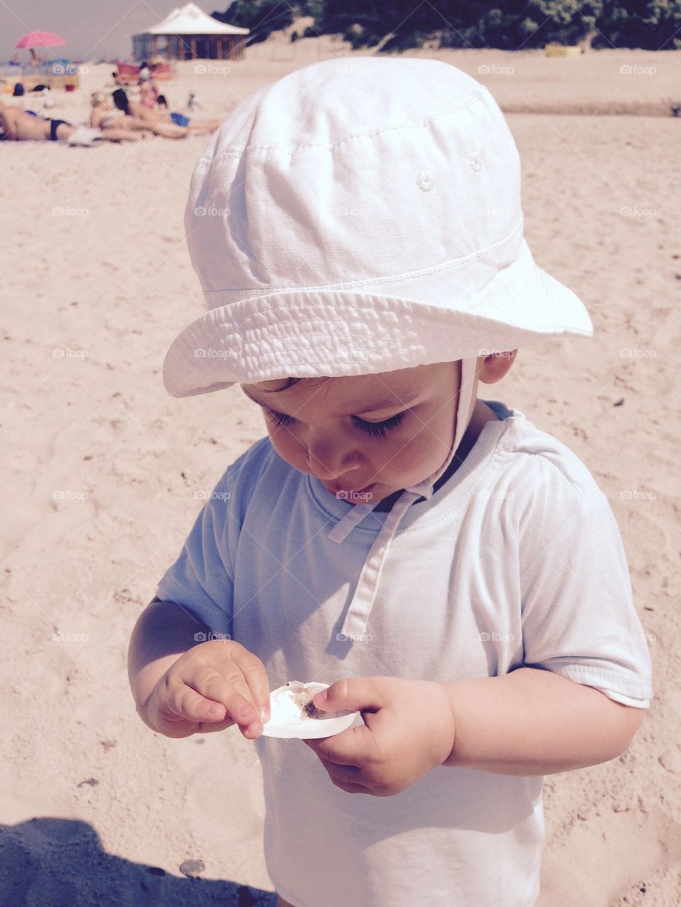 Dziecko z muszla na plaży