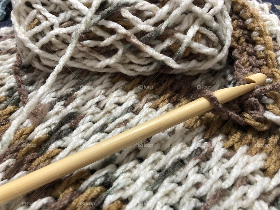 Knitting a wool scarf in tunisian crochet... Soon, the Winter will be back around... I’m gonna be warm then.