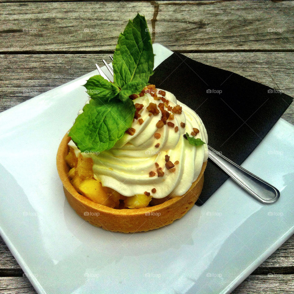 wood summer cream dessert by hegophoto