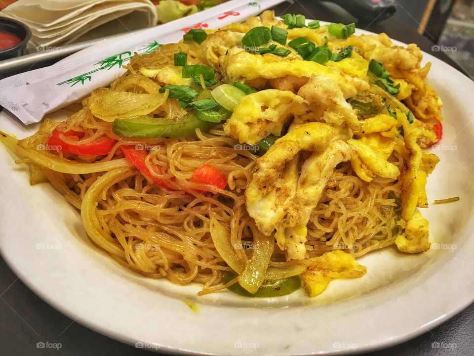 Singapore Noodles with fried Eggs