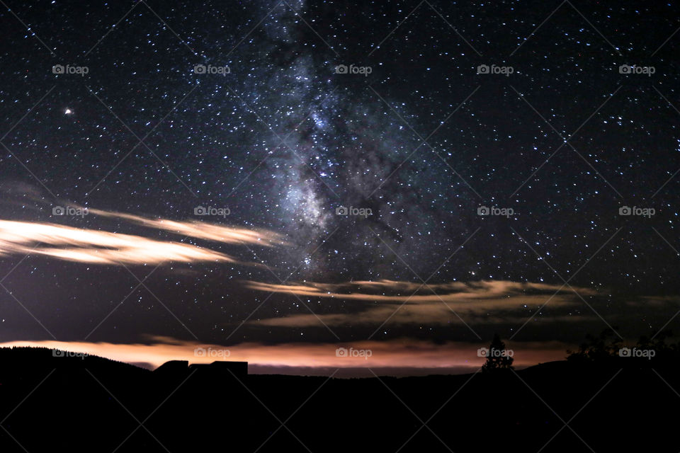 Beautiful picture of the night sky, with perfectly visible milky-way.