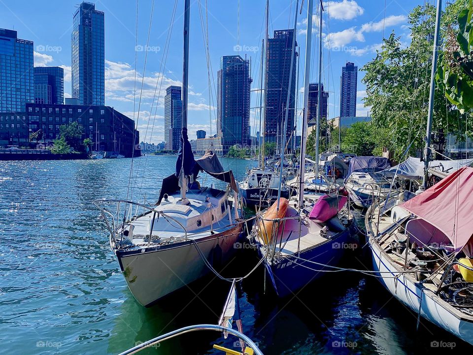 „Newtown Creek“ by the „Pulaski Bridge“ in LIC, Queens is a beautiful place with its boats of any kind and views all around the „Big Apple“ all the way to „Manhattan“. 2023. Hypnotic Productions