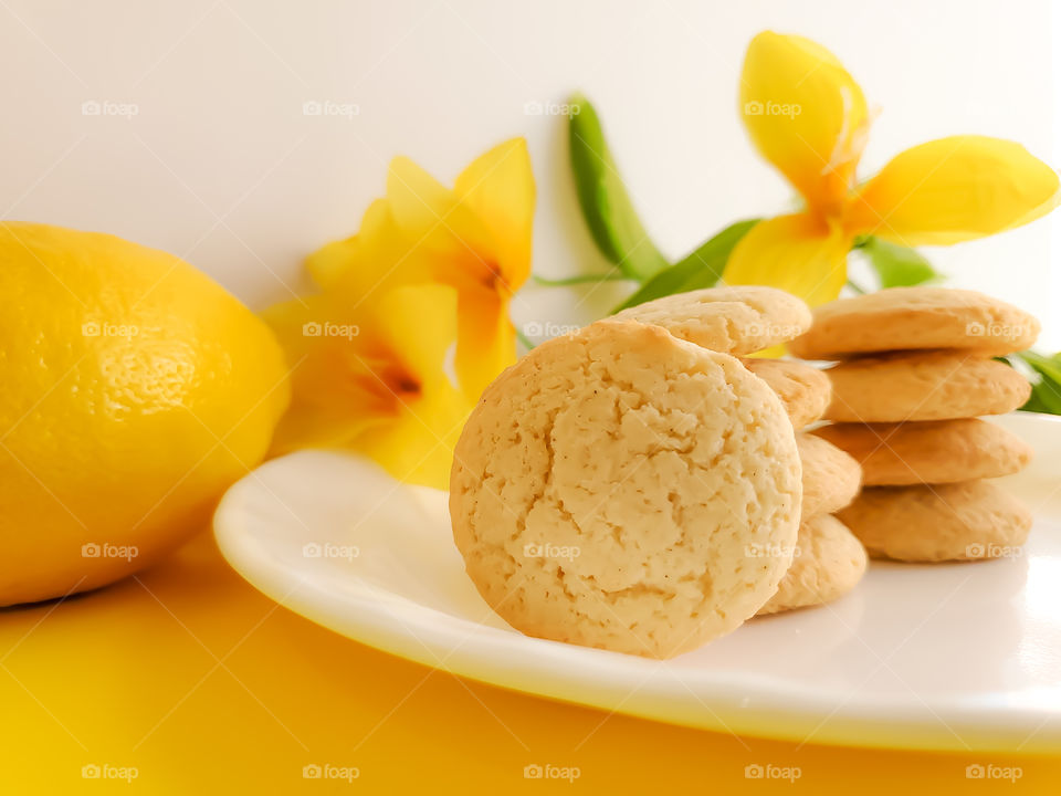 Old fashion and delicious lemon snap cookies.