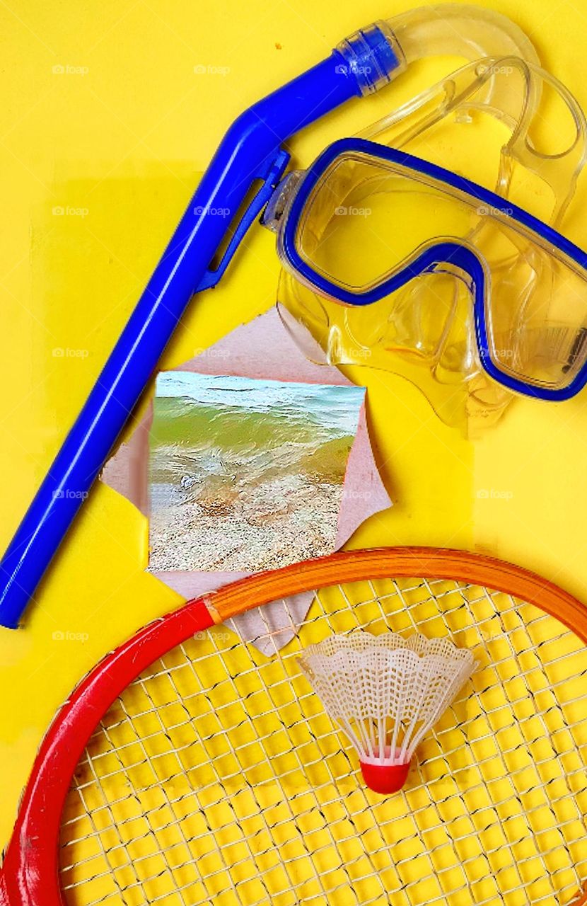 On a yellow background are items for outdoor activities at sea: a tennis racket with a shuttlecock and a snorkel with a mask for scuba diving. In the middle is a "window" in which the view of the seashore and waves
