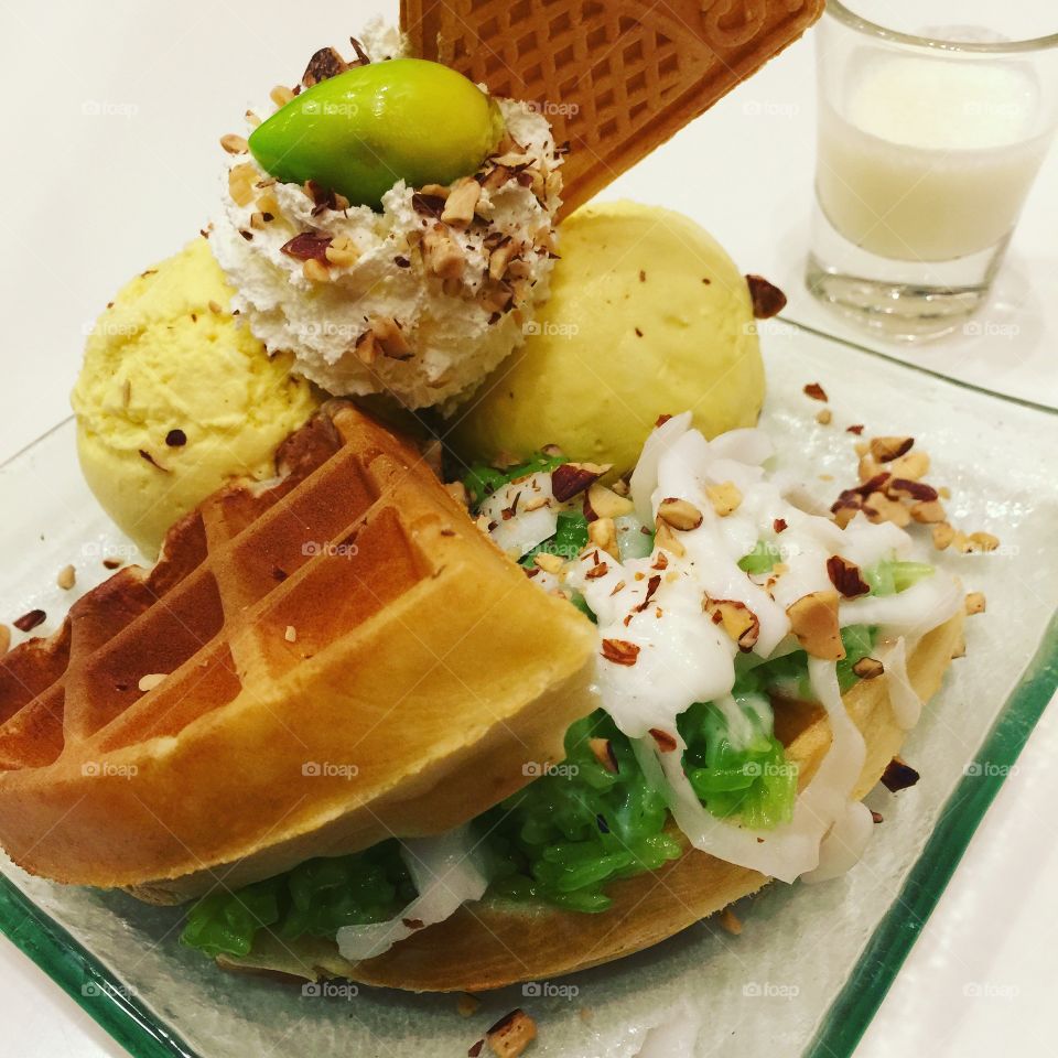 Mango ice cream with waffle and sticky rice 