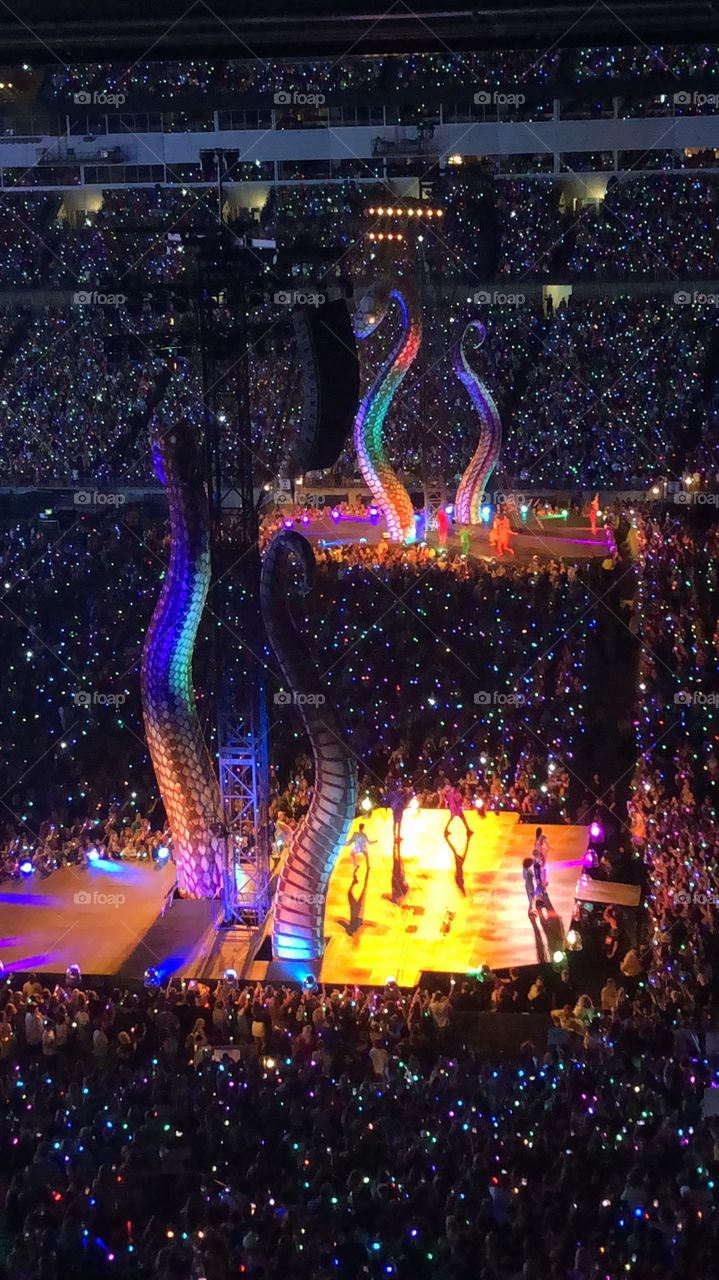 Taylor swift killed it! Everyone received a wrist band that was synchronized to the music ❤️