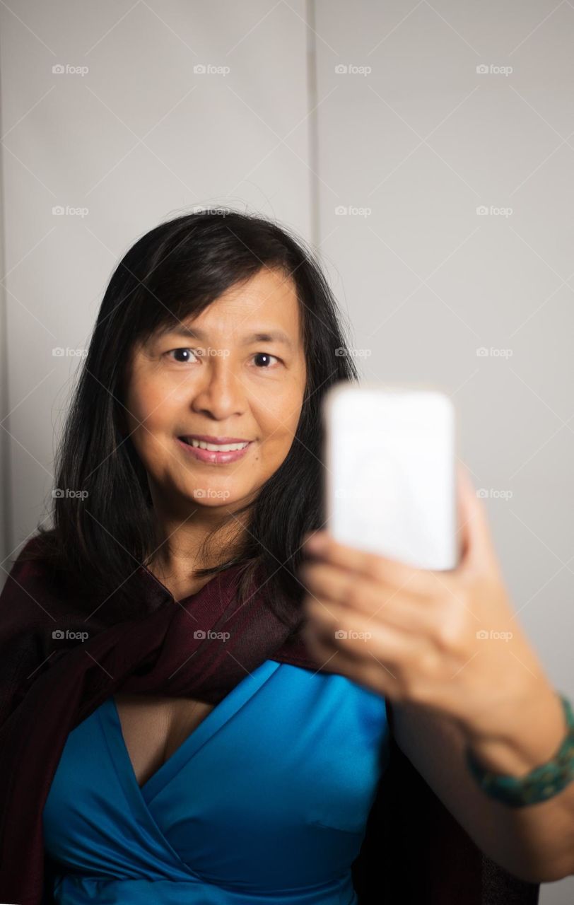 Portrait of a woman holding a cellphone 