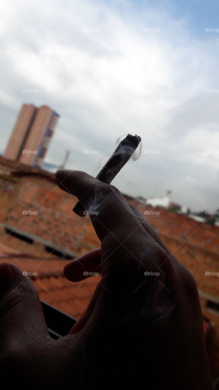 fumando en la ventana