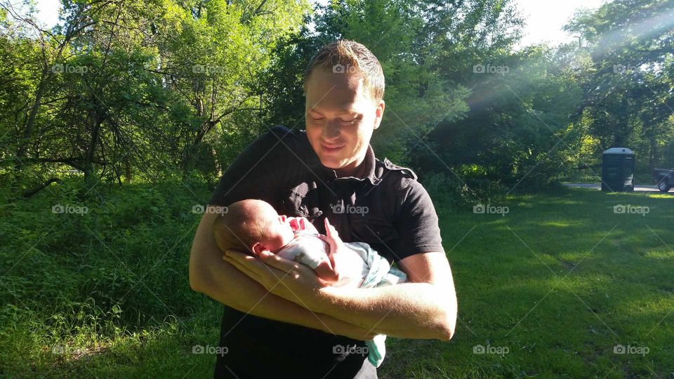 dad holding newborn