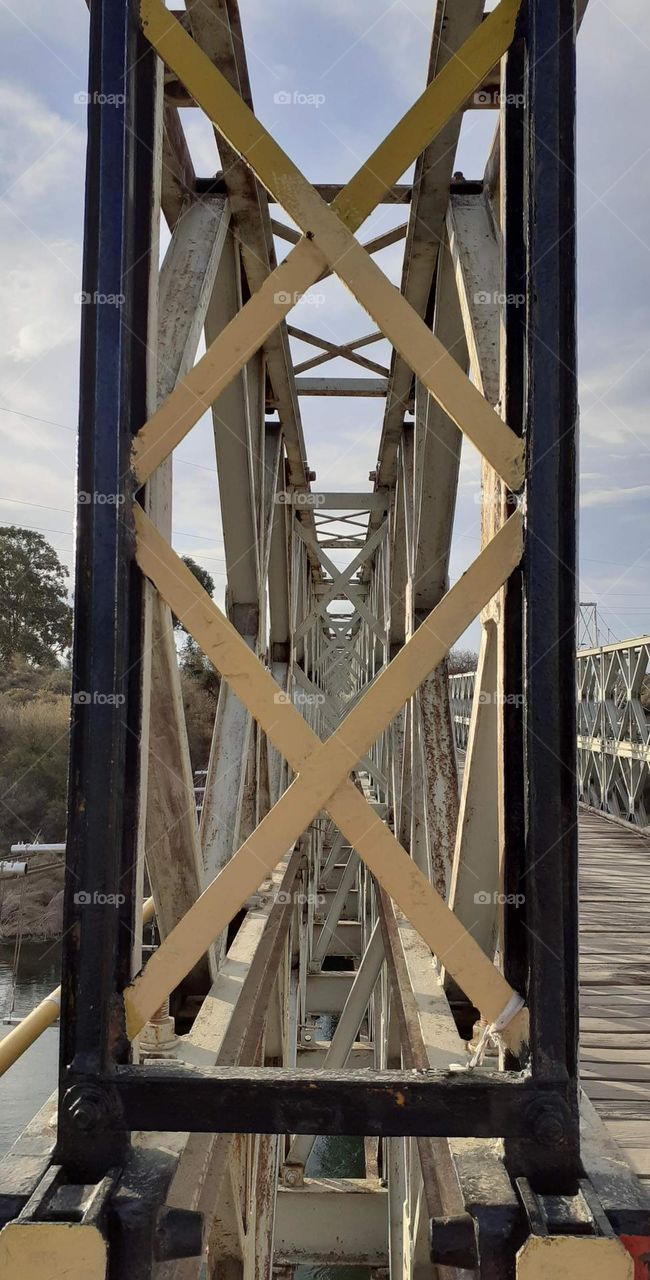 estructura metálica de un puente