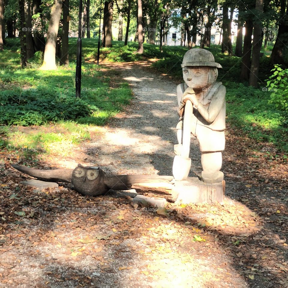 Рудокоп и сова. Деревянные скульптуры  в парке Детской больницы. Рига