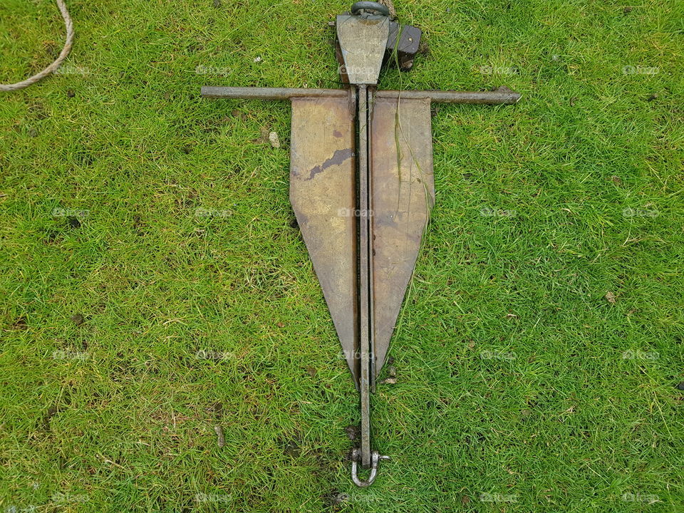 Lost iron anchor fished out of the water again, with a magnet. The field is to secure boats without mooring.