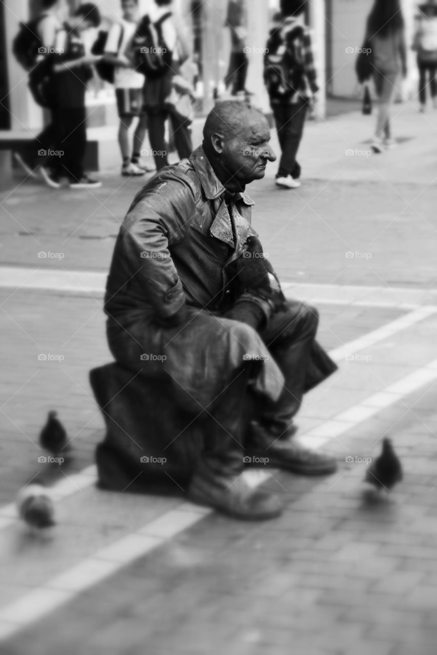 Street artist in Dublin bw