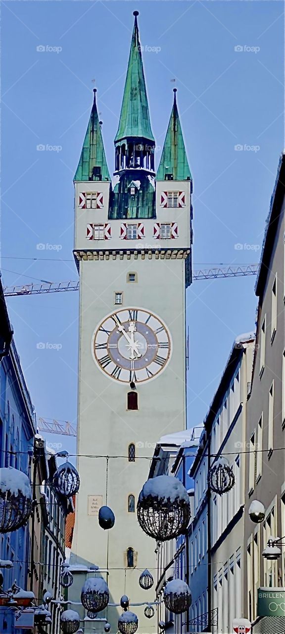 This is the medieval city tower of “Straubing”, “Bavaria”, Germany that divides the main square into “Ludwigsplatz” and “Theresienplatz” from where this picture was taken. 2023. Hypnotic Productions