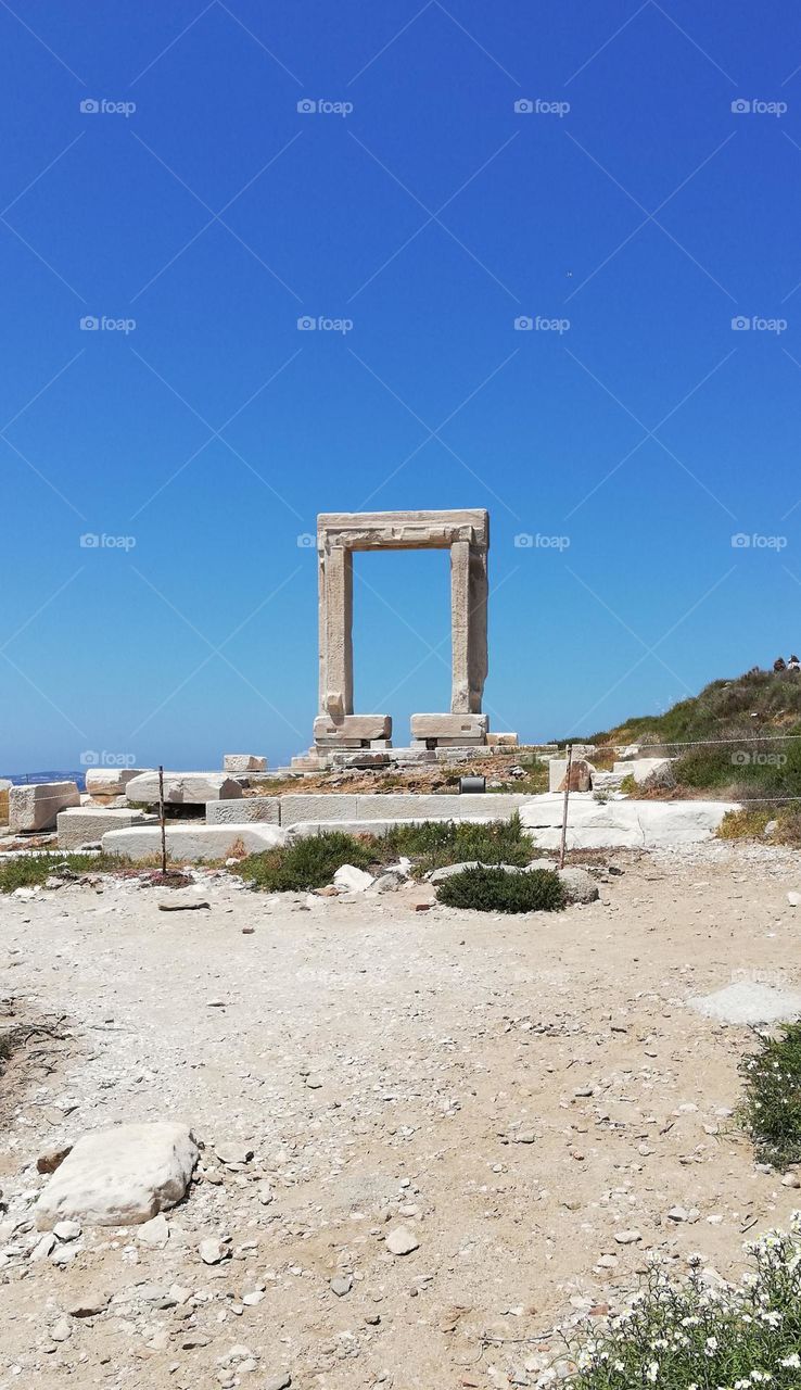 Naxos Portara (or Temple of Apollo), Greece. 🇬🇷
The Portara of Naxos (or the Great Door) is a massive marble doorway that stands proudly as the jewel of Naxos. It lies close to the port, on the islet of Palatia.