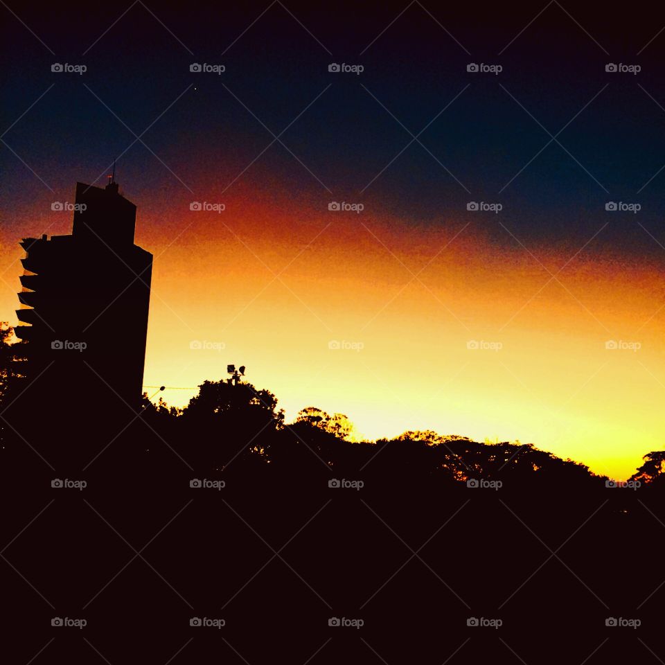 🏴󠁧󠁢󠁥󠁮󠁧󠁿 Very beautiful dawn with the colorful sky and the silhouette highlighted

🇵🇹 O amanhecer muito bonito com o céu colorido e a silhueta em destaque!