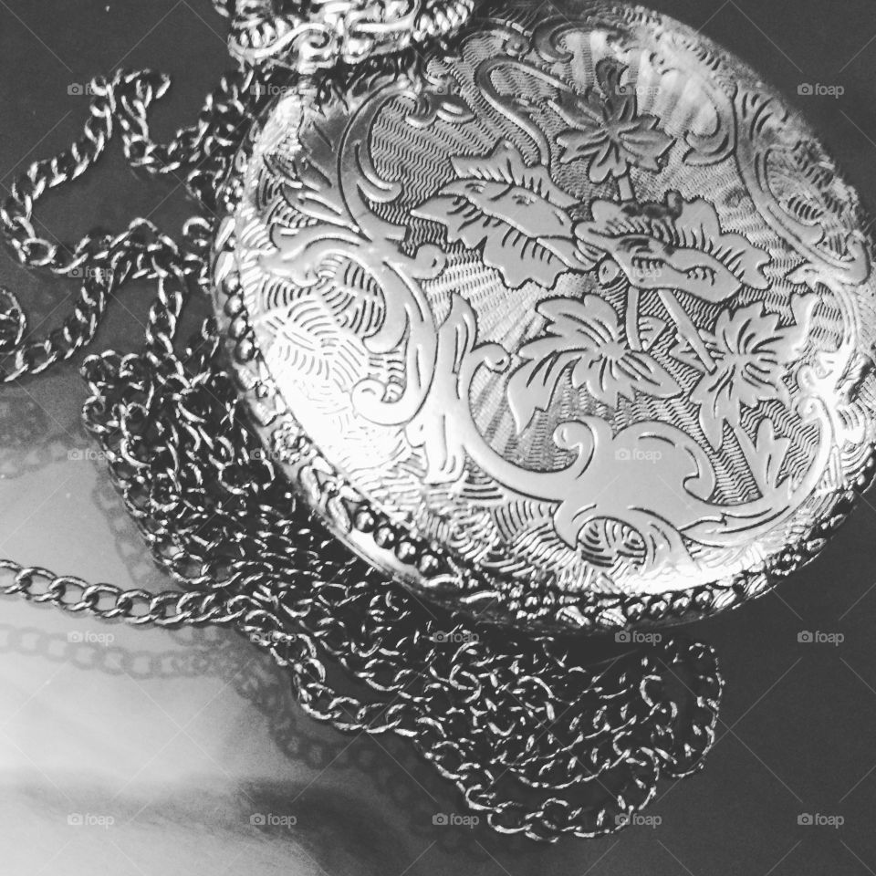 Another pocket watch photo! The back has an ornate design so I couldn't go without taking a picture of that too! As you can clearly tell, I'm a tad obsessed. Oh well. 😁
