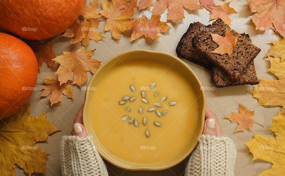 Autumn lunch time! Grain bread, creamy pumpkin soup with pumpkin seeds, bowl of soup, pumpkin 🍁🍂