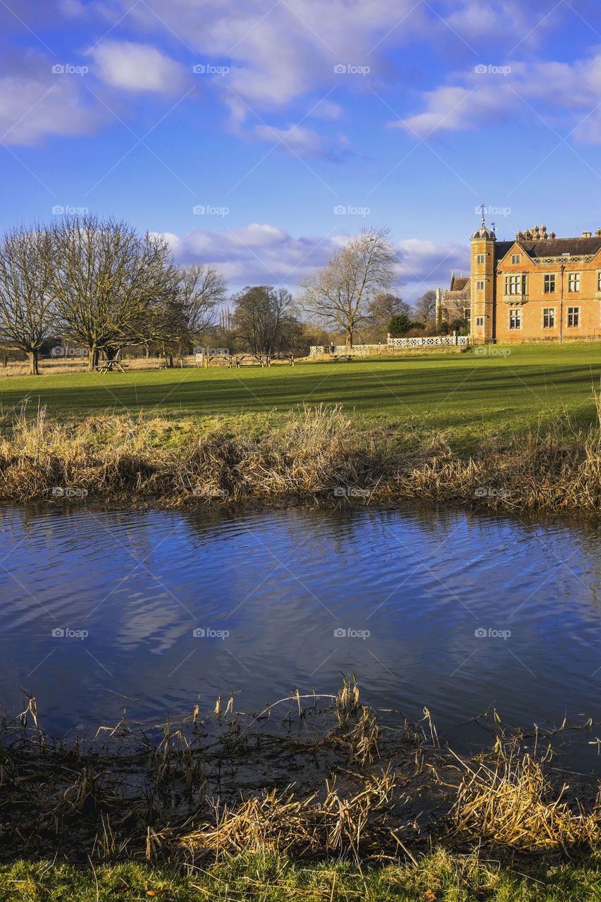 Stately home . River 