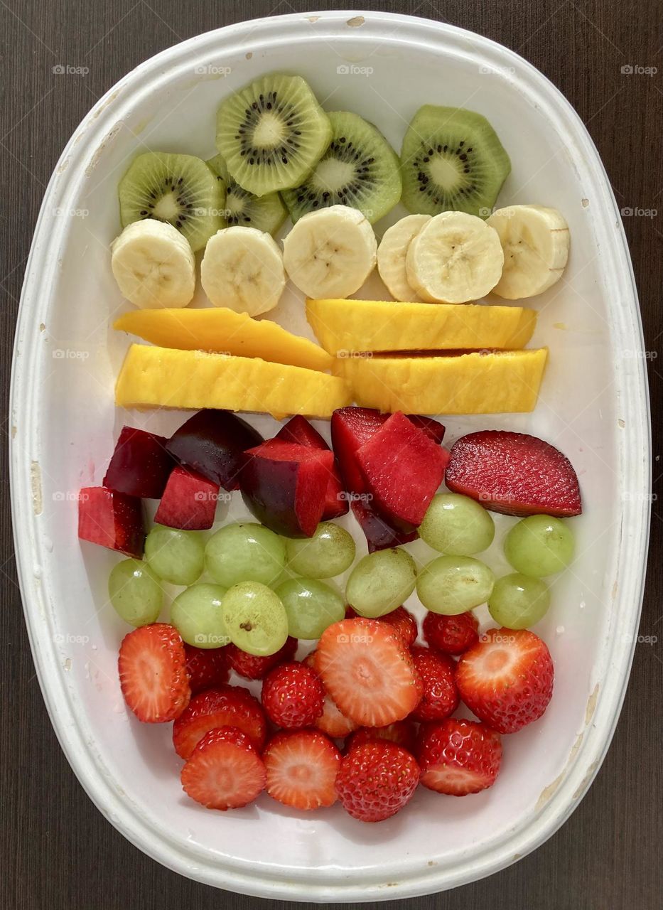 Delicious fruits to make children happy and bring health: today we have kiwis, bananas, mangoes, plums, grapes, strawberries / Frutas deliciosas para deixar as crianças felizes e trazer saúde: hoje temos kiwis, banana, manga, ameixa, uva, morango /