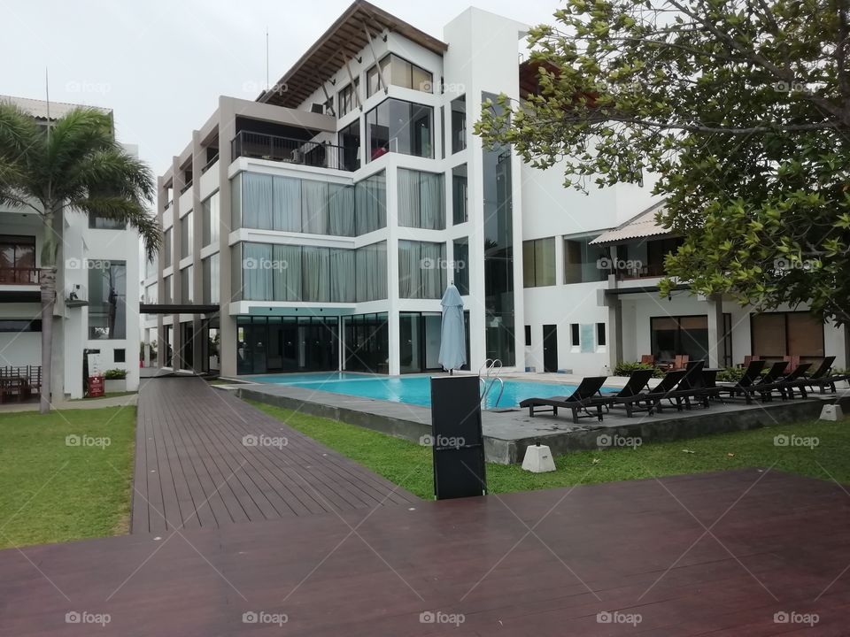 Holte near the lagoon with a small swing pool.