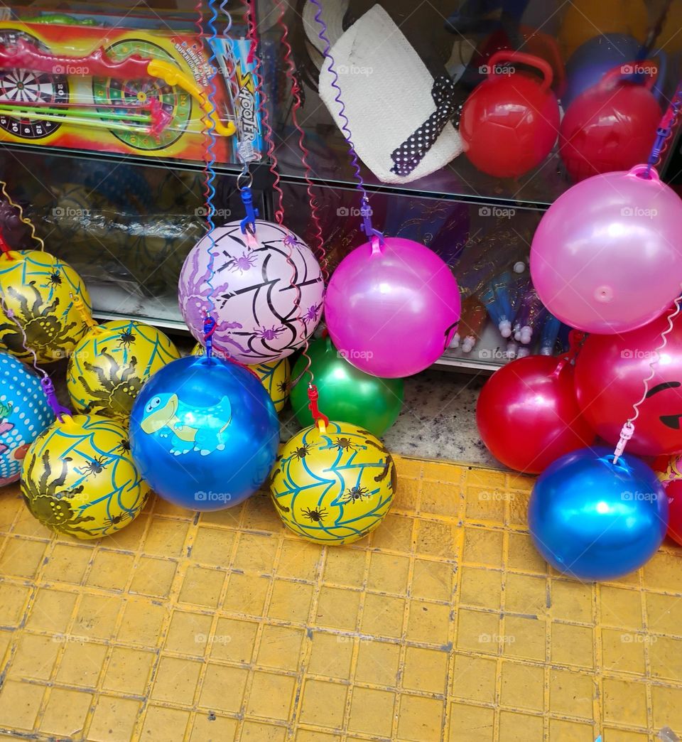 Bolas coloridas! As cores provocam efeitos e estímulos diferentes em nossos cérebros, inclusive nas crianças. Por isso, a psicologia das cores é uma área bastante estudada, impactando vários setores, como design, arquitetura e educação infantil