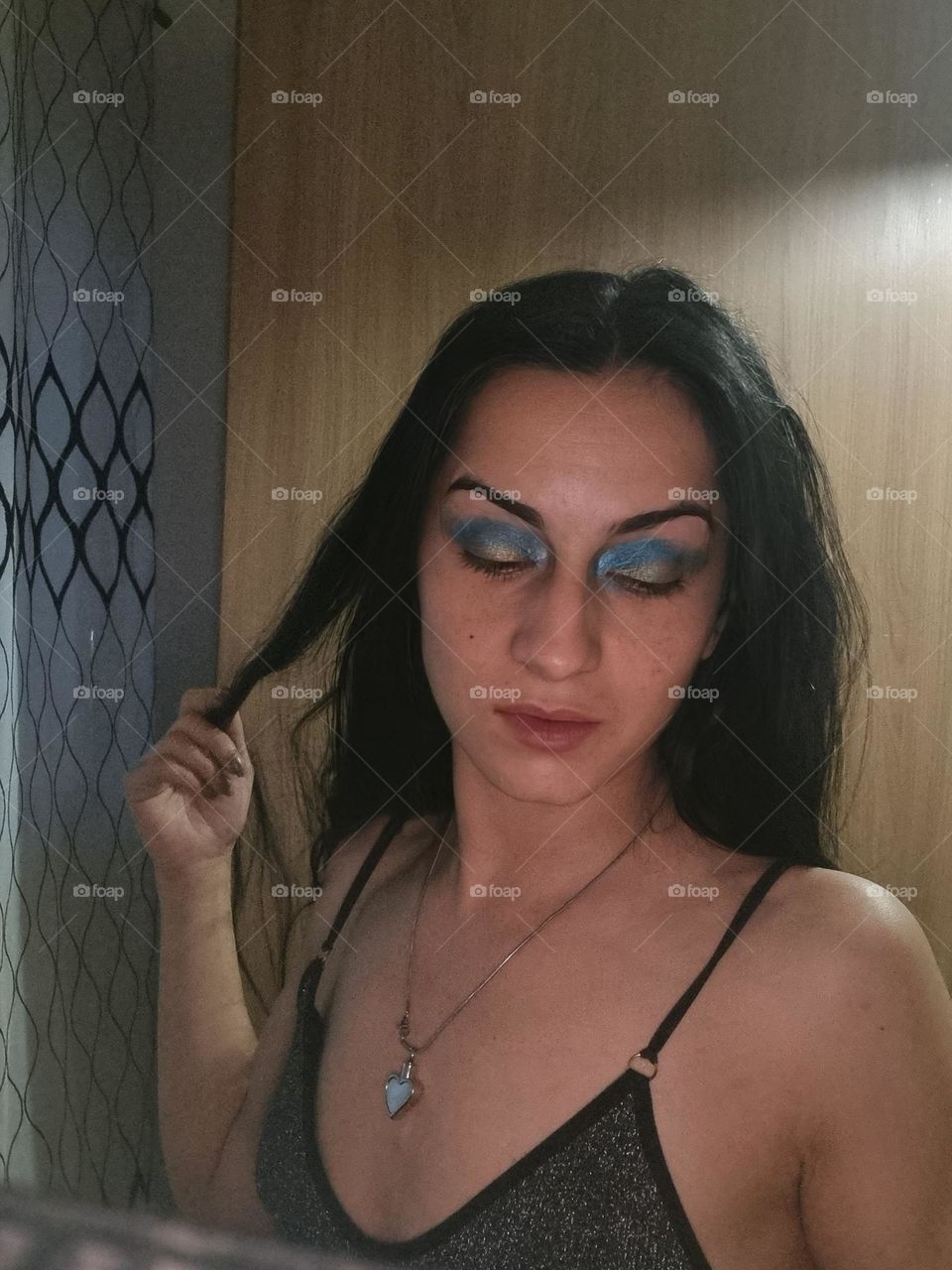 Make up my eyes with yellow and blue