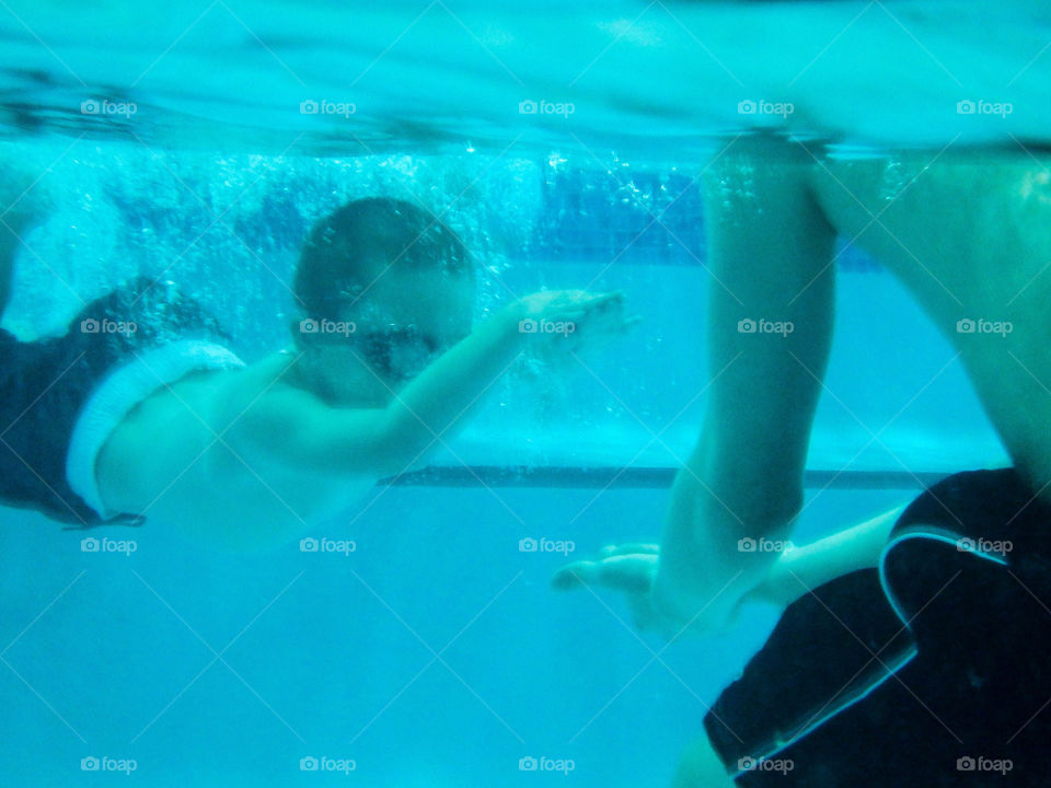 Little boy learning to swim 