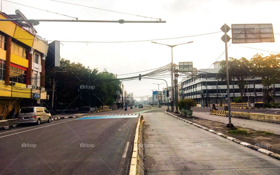 Photo on a cloudy morning on an empty street