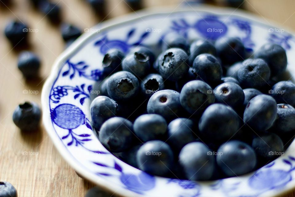 Fruits! - Blueberries in a vintage delft blue bowl on bamboo in natural light