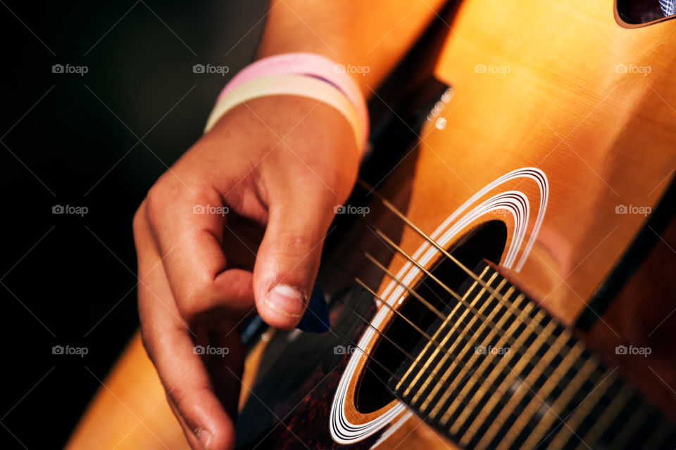 human hand playing guitare