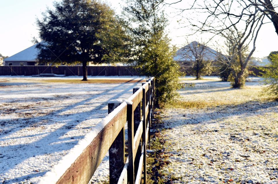 Snow accumulation on a wooden fence 